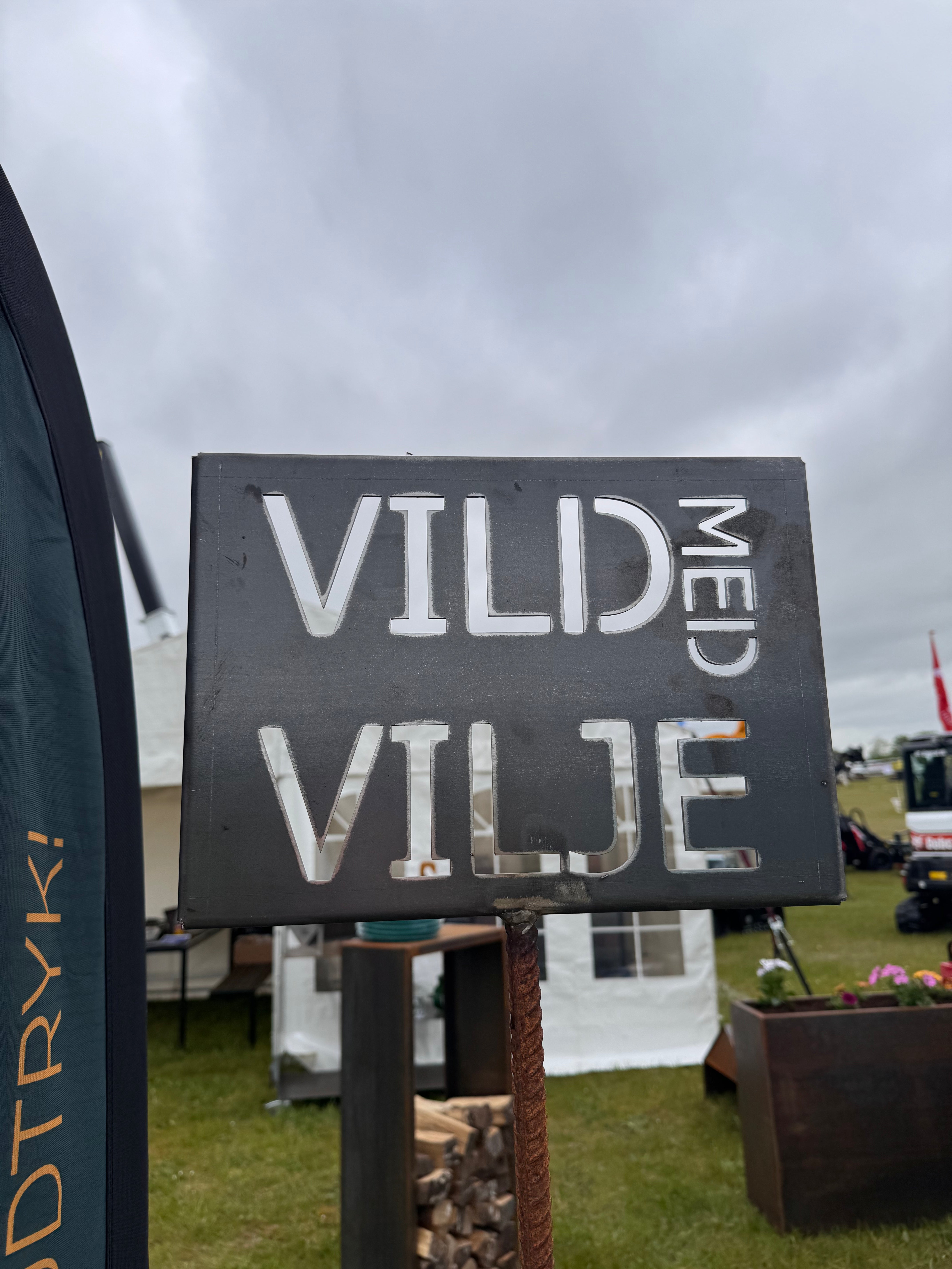Vild med Vilje – dekorativt skilt i stål
