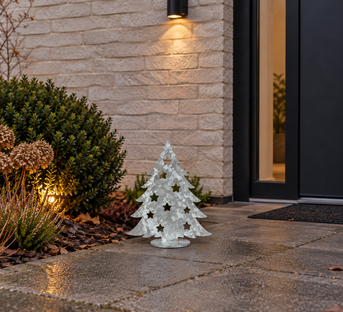 Juletræ med udskårne stjerner på 30 cm ved husindgang