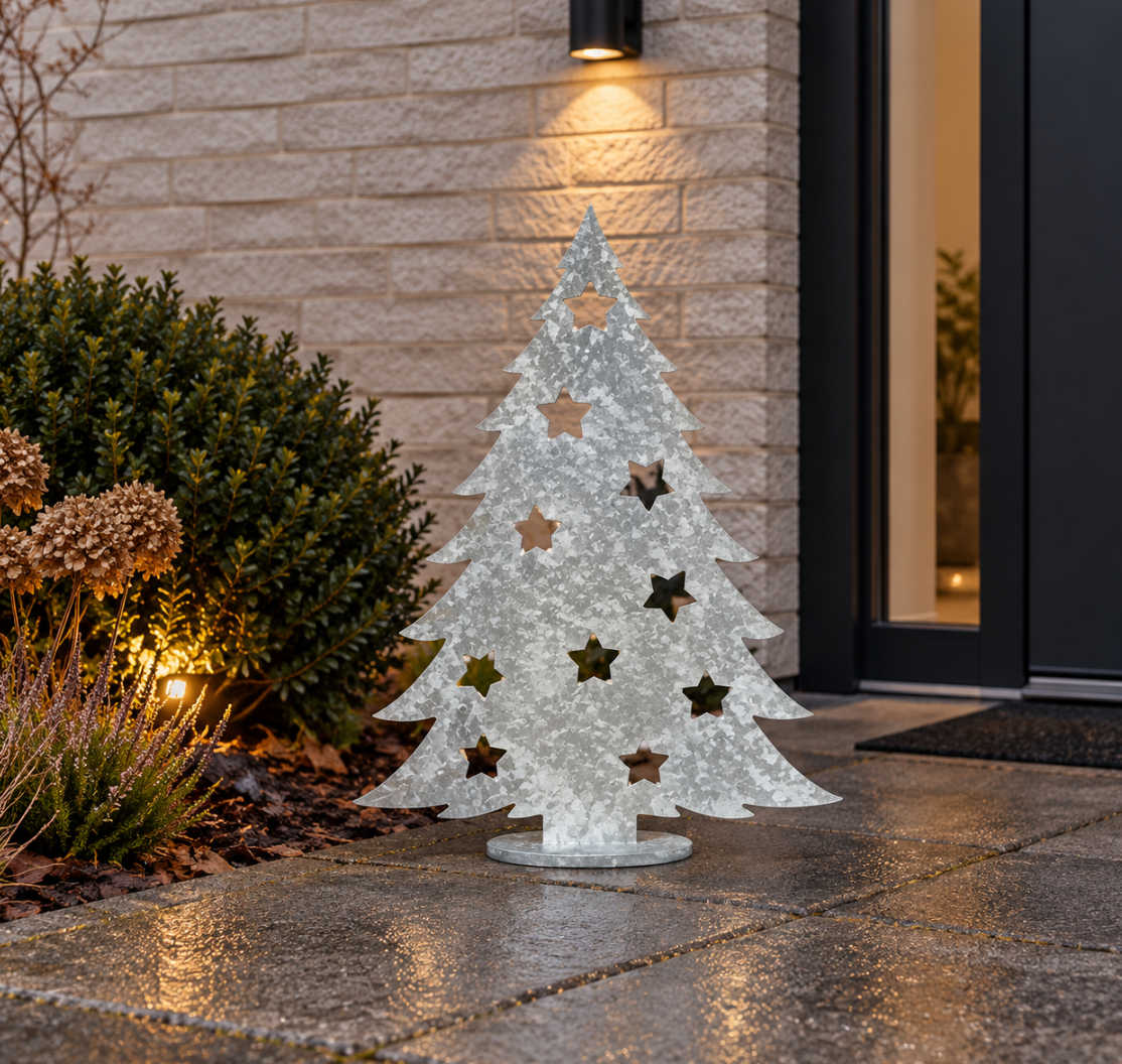 Juletræ med udskårne stjerner, 50 cm, foran husindgang